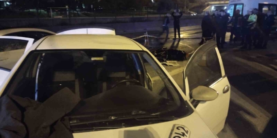 Kadıköy’de emniyet şeridindeki sürücüye otomobil çarptı: 1 ölü