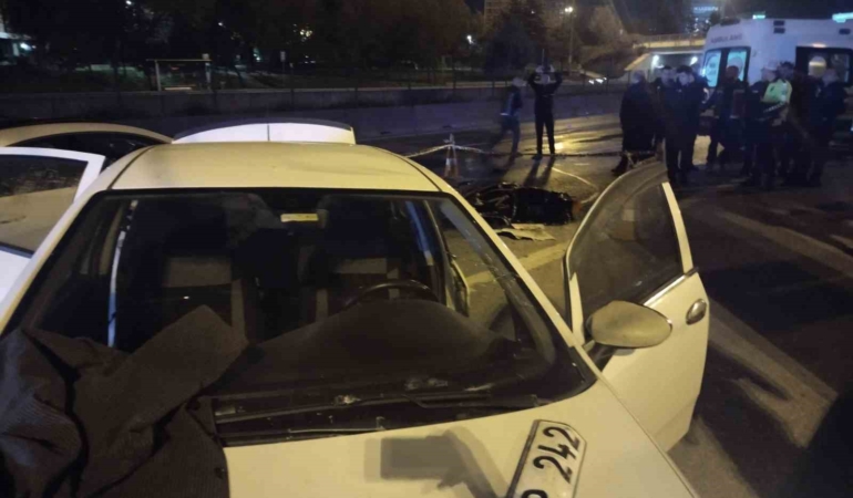 Kadıköy’de emniyet şeridindeki sürücüye otomobil çarptı: 1 ölü