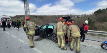 Eyüpsultan’da hafriyat kamyonuna çarpan otomobil hurdaya döndü: 1 yaralı