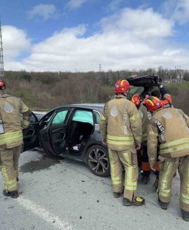 Eyüpsultan’da hafriyat kamyonuna çarpan otomobil hurdaya döndü: 1 yaralı