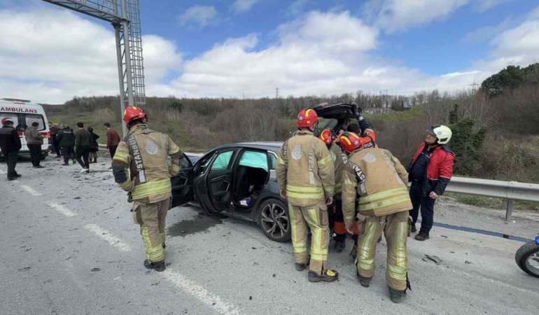 Eyüpsultan’da hafriyat kamyonuna çarpan otomobil hurdaya döndü: 1 yaralı