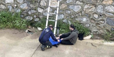 Bursa’da dereye düşen adamı ekipler kurtardı