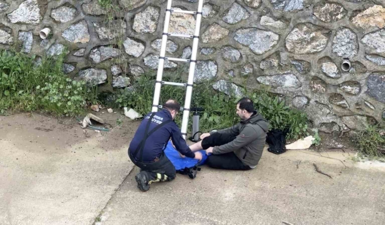 Bursa’da dereye düşen adamı ekipler kurtardı