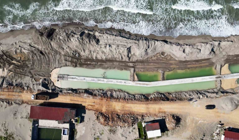 Kıyı erozyonunun tahrip ettiği Karasu sahilinde önlemler alınıyor