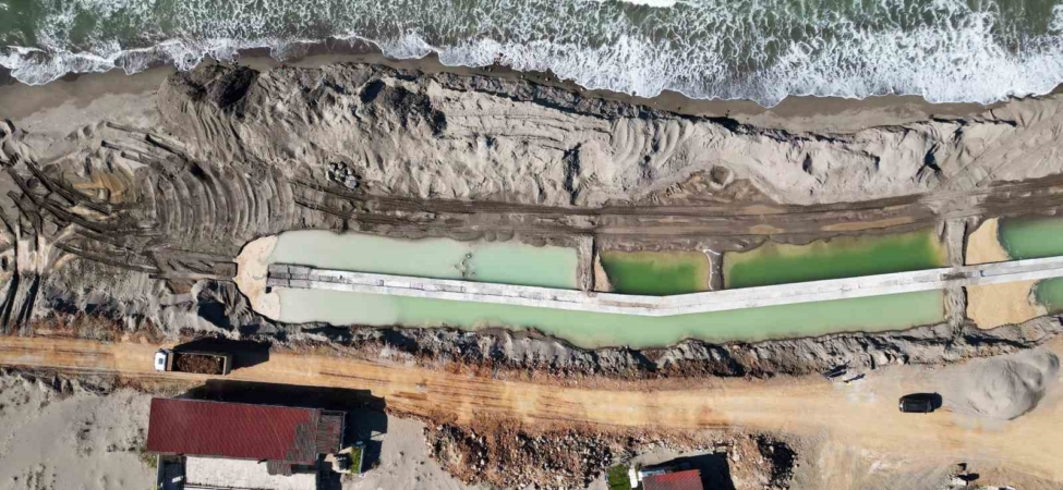 Kıyı erozyonunun tahrip ettiği Karasu sahilinde önlemler alınıyor