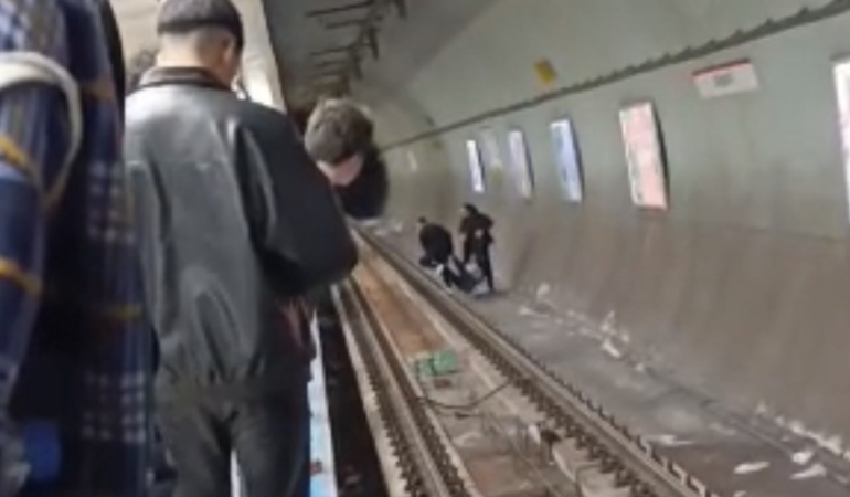 Kadıköy metro istasyonunda intihar girişimi vatandaşlar tarafından engellendi