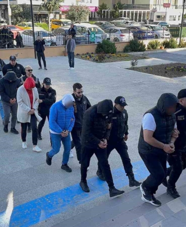 300 milyon liralık yasa dışı bahis çetesi zanlısı 13 kişi adliyeye sevk edildi