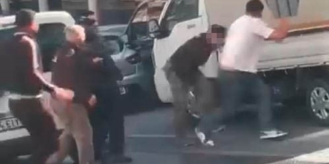 Kağıthane’de yol verme tartışması bıçaklı kavgaya dönüştü: O anlar kamerada