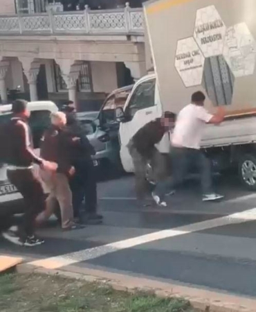 Kağıthane’de yol verme tartışması bıçaklı kavgaya dönüştü: O anlar kamerada