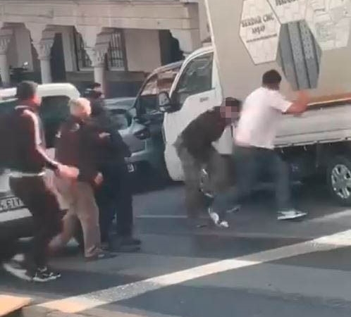 Kağıthane’de yol verme tartışması bıçaklı kavgaya dönüştü: O anlar kamerada