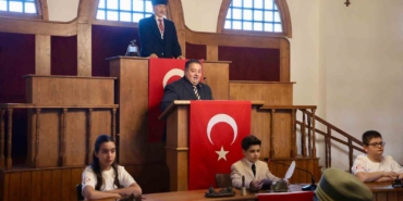 Çocuk meclisinden tarihi atmosferde 23 Nisan özel oturumu