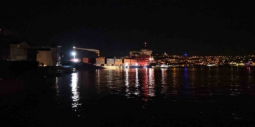 İstanbul Boğazı’nda gemi yalıya metreler kala karaya oturdu, geçişler geçici olarak durduruldu