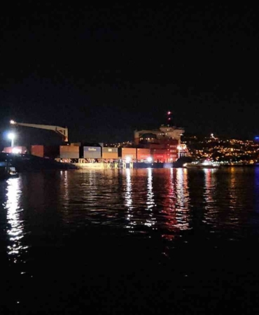 İstanbul Boğazı’nda gemi yalıya metreler kala karaya oturdu, geçişler geçici olarak durduruldu