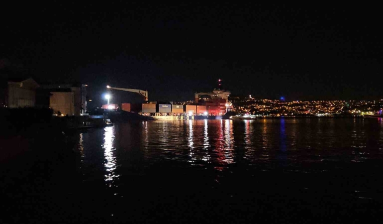 İstanbul Boğazı’nda gemi yalıya metreler kala karaya oturdu, geçişler geçici olarak durduruldu