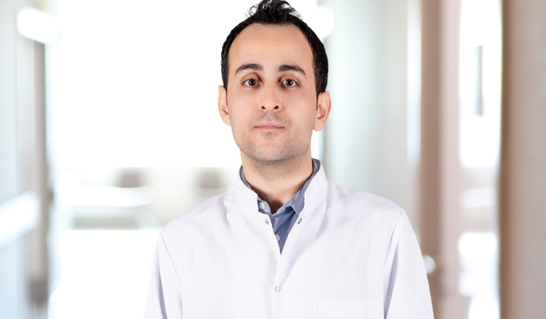 "Gebelik sonrası karın germe için en az 1 yıl beklenmeli"