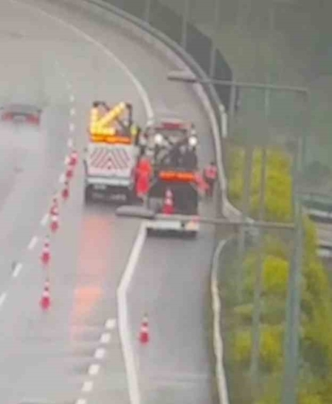 Önce bariyere, ardından otoyol çalışanlarına çarptı: O anlar kamerada