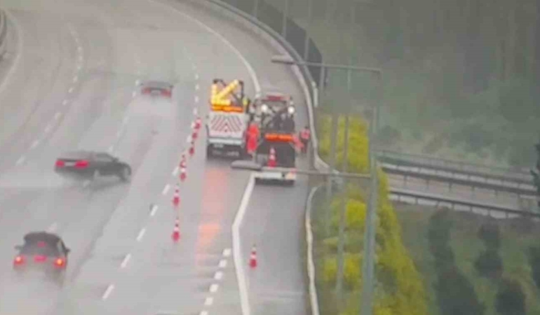 Önce bariyere, ardından otoyol çalışanlarına çarptı: O anlar kamerada