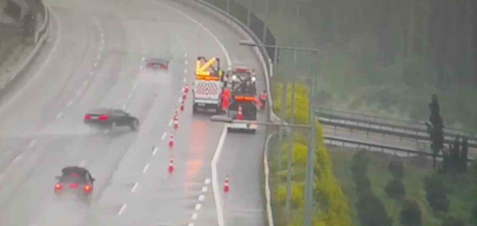 Önce bariyere, ardından otoyol çalışanlarına çarptı: O anlar kamerada