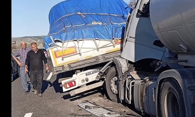 Bozüyük’te 2 tır çarpıştı, 1 yaralı