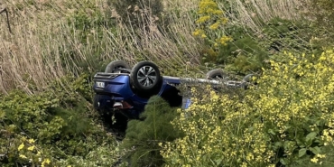 Direksiyon hakimiyetini kaybeden araç yoldan çıktı: 3 yaralı