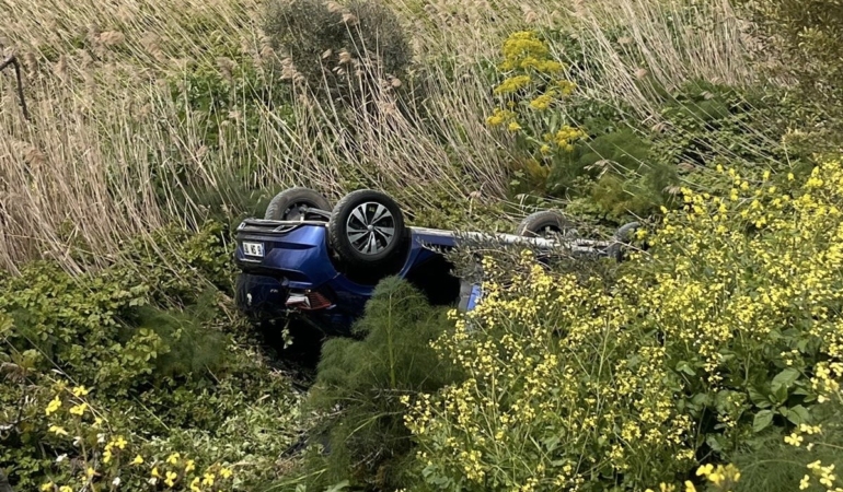 Direksiyon hakimiyetini kaybeden araç yoldan çıktı: 3 yaralı
