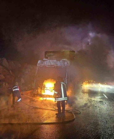 Bilecik’te seyir halindeki tır bir anda alev aldı