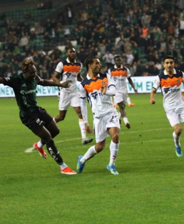 Trendyol Süper Lig: Kocaelispor: 0 - Başakşehir: 0 (İlk yarı)