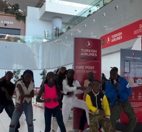 Ugandalı "Hypers Kids Africa" grubundan A Milli Futbol Takımı için özel koreografi
