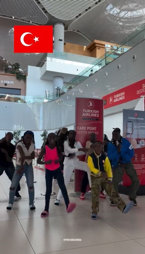 Ugandalı "Hypers Kids Africa" grubundan A Milli Futbol Takımı için özel koreografi