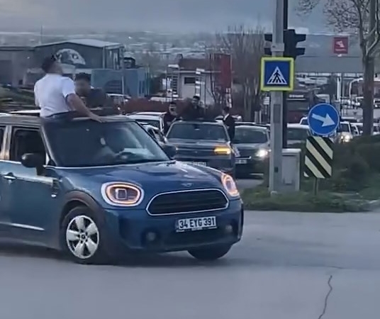 Bursa’da düğün konvoyu tehlike saçtı