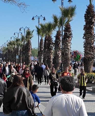 Silivri’de güneşli havayı fırsat bilenler sahile akın etti