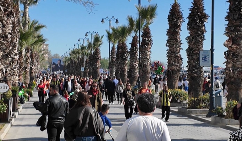 Silivri’de güneşli havayı fırsat bilenler sahile akın etti