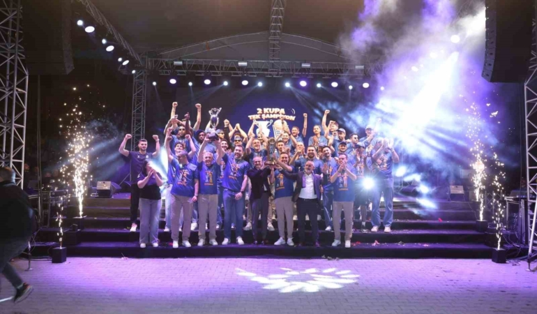 Basketbol Süper Ligi’ne yükselen Çayırova Belediyesi’nde şampiyonluk coşkusu