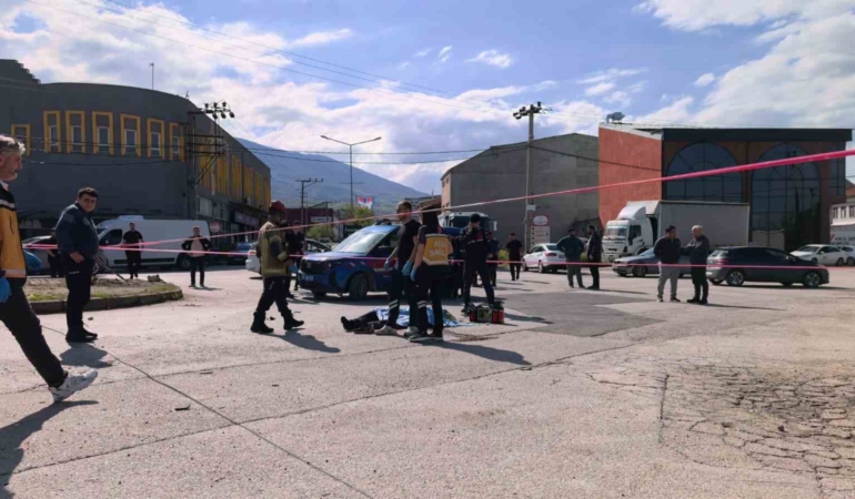 Bursa’da freni patlayan vinç dereye uçtu : Sürücü hayatını kaybetti