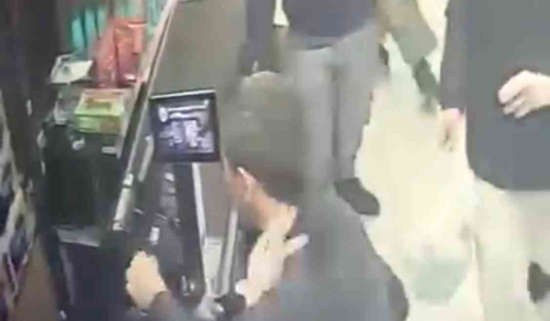 Pendik’te poşet tartışması kavgaya dönüştü: Kadın kasiyerin darbedildiği anlar kamerada