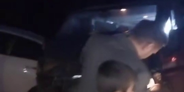 Bursa’da yamaçtan kopan kayalar, araçların üzerine yağdı