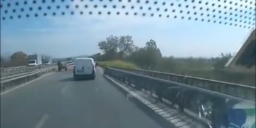 Ters yönden gelen at arabası trafiği tehlikeye attı