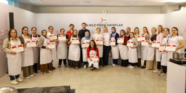 Ünlü şef Danilo Zanna depremzede kadınlarla aynı mutfakta buluştu