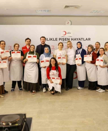 Ünlü şef Danilo Zanna depremzede kadınlarla aynı mutfakta buluştu