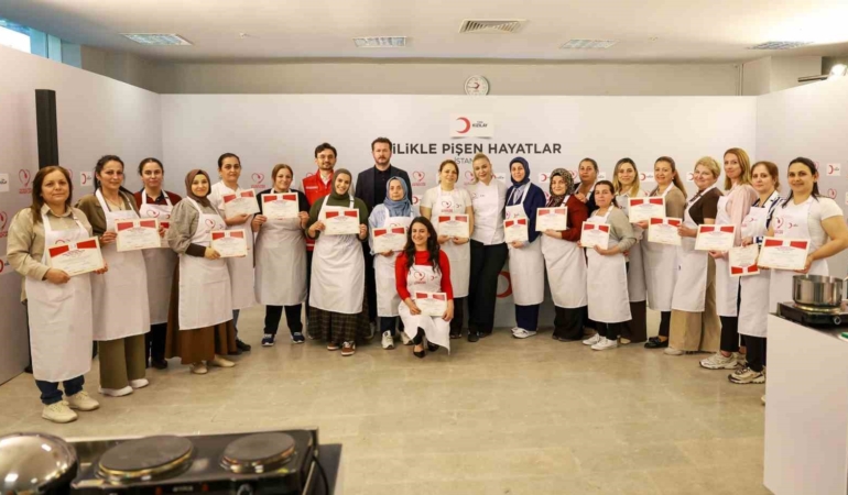 Ünlü şef Danilo Zanna depremzede kadınlarla aynı mutfakta buluştu