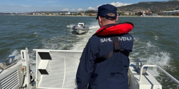 Çanakkale’de sürüklenen bottaki 3 kişi kurtarıldı