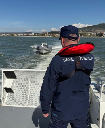 Çanakkale’de sürüklenen bottaki 3 kişi kurtarıldı