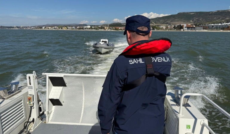 Çanakkale’de sürüklenen bottaki 3 kişi kurtarıldı