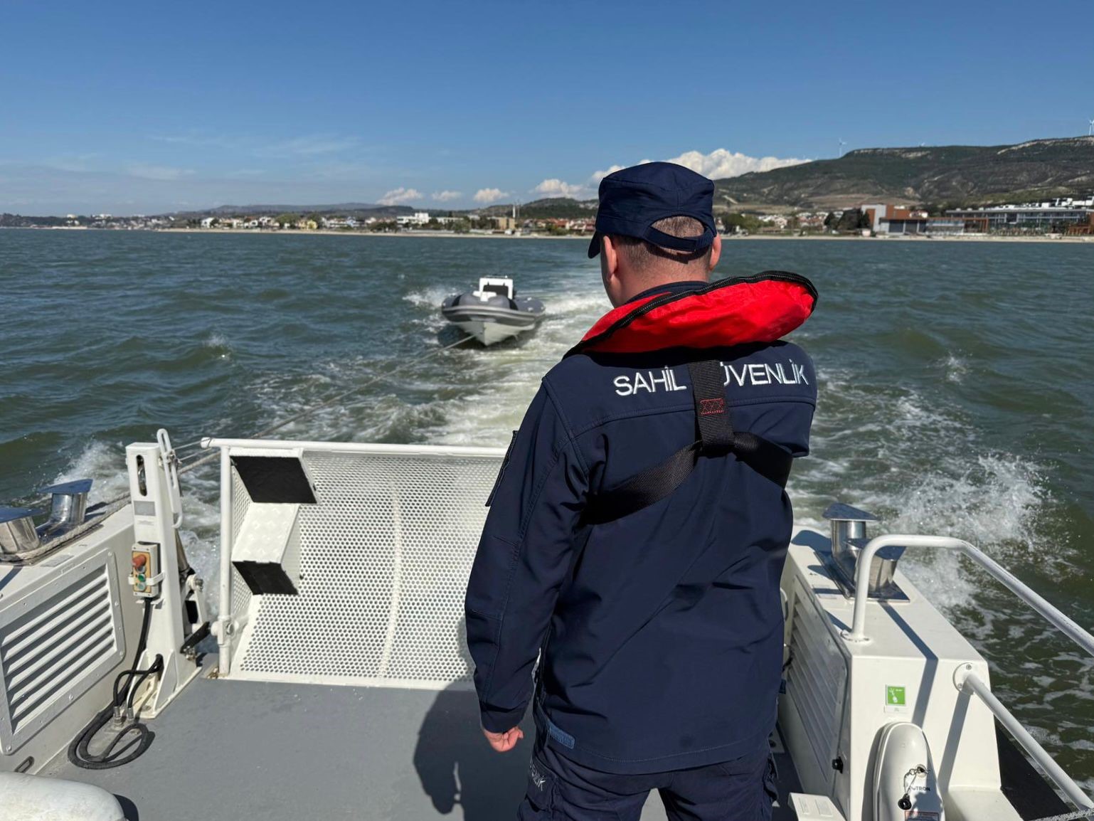 Çanakkale’de sürüklenen bottaki 3 kişi kurtarıldı