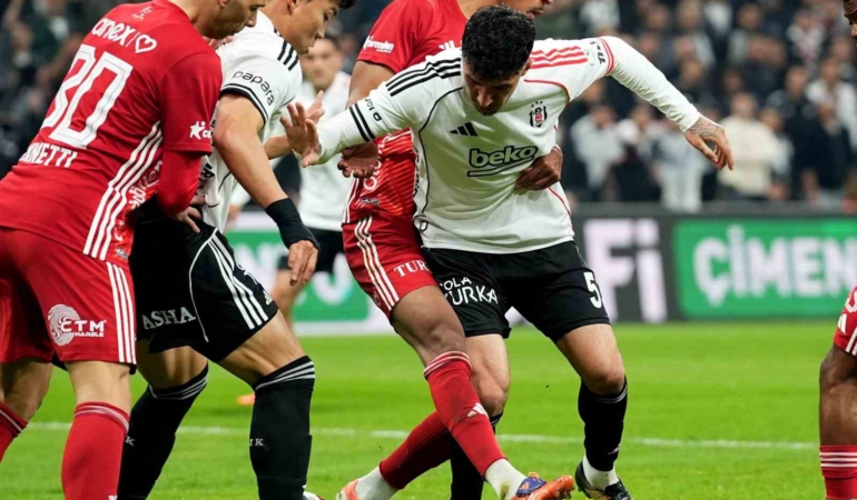 Trendyol Süper Lig: Beşiktaş: 3 - Antalyaspor: 1 (İlk yarı)