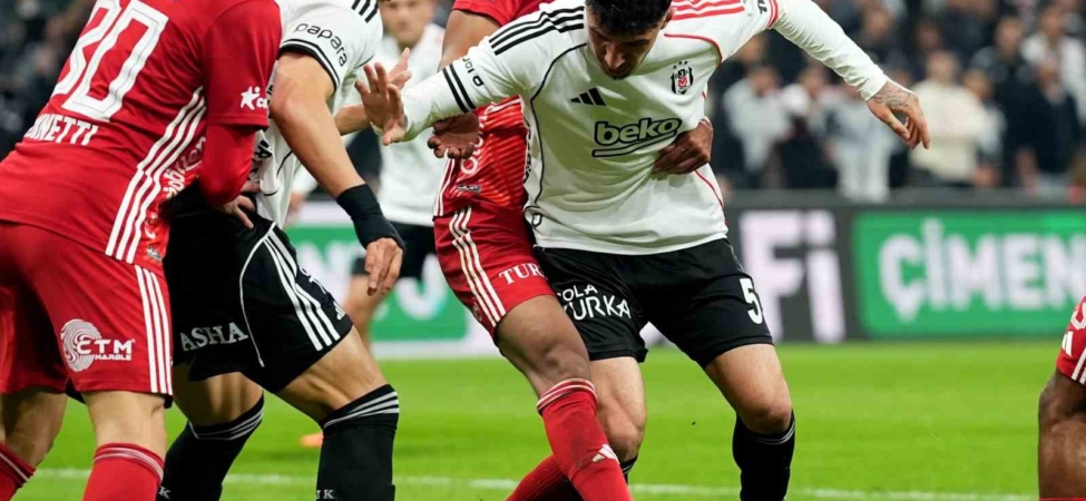 Trendyol Süper Lig: Beşiktaş: 3 - Antalyaspor: 1 (İlk yarı)