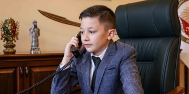 Vali Sözer, 23 Nisan’da makamını minik Yiğit’e devretti.