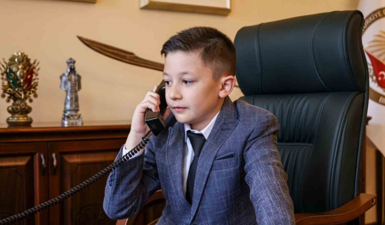 Vali Sözer, 23 Nisan’da makamını minik Yiğit’e devretti.