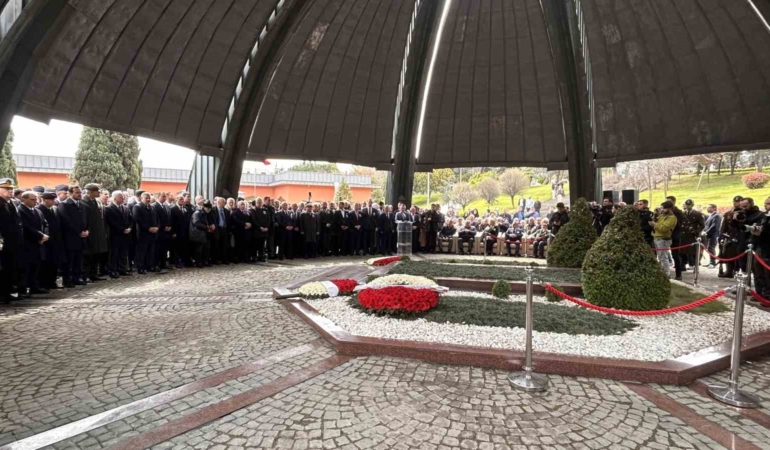 8’inci Cumhurbaşkanı Turgut Özal, vefatının 33’üncü seneyi devriyesinde kabri başında anıldı