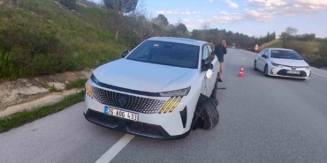 Sürücü karşı şeritten gelen otomobile çarptı: 1 yaralı